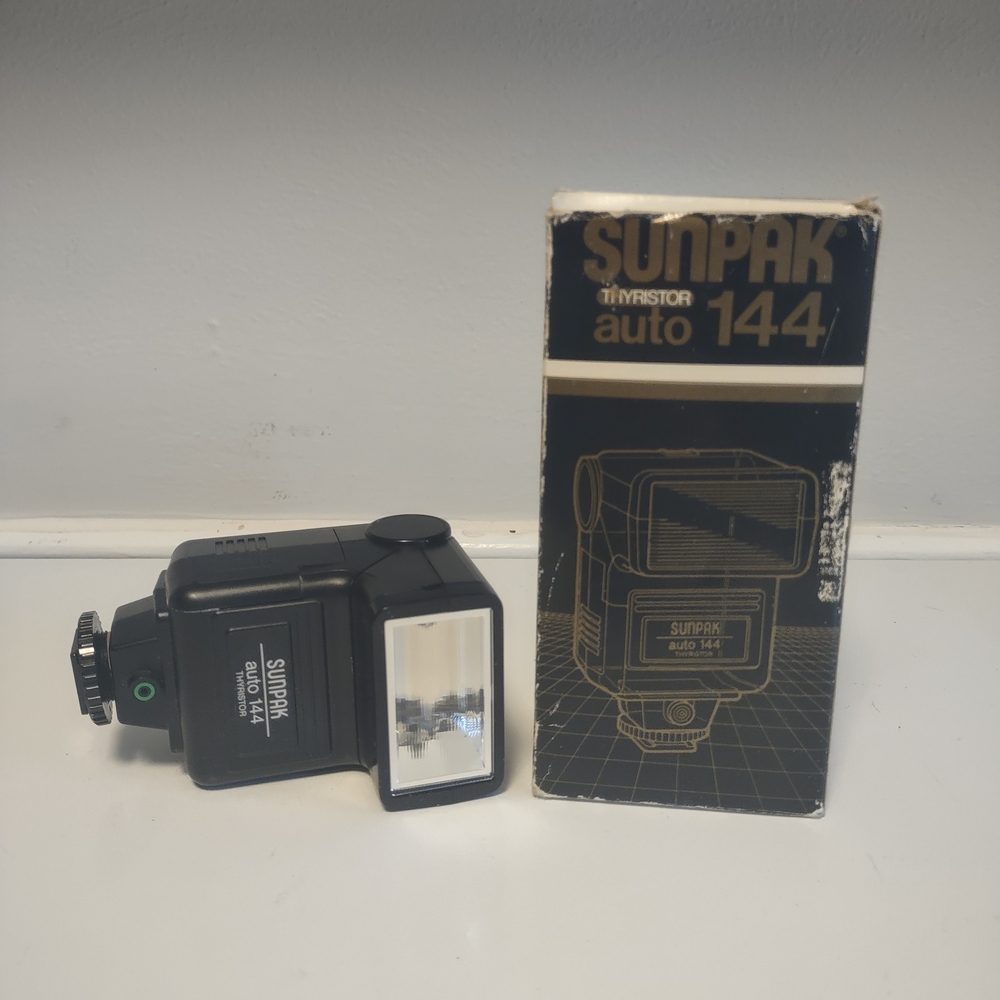 Sunpak Auto 144 Thyristor Flash (for Canon, Nikon, Pentax, etc.) w / box